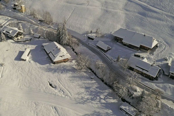 Luftbild im Winter, Blick auf den Rodelhang am Haus