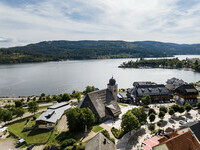 Blick auf den Schluchsee und die Gemeinde mit der St. Nicholas Kirche (Bildnachweis:  © Hochschwarzwald Tourismus GmbH)