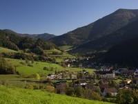 © ZweiTälerLand Tourismus,Simonswald, Dorfmitte, Kirchturm, Fotografen "Clemens Emmler"  (Bildnachweis: © ZweiTälerLand Tourismus,Simonswald, Dorfmitte, Kirchturm, Fotografen "Clemens Emmler")
