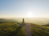 Blick auf das Bismarckdenkmal auf dem Seebuck am Feldberg (Bildnachweis: © Hochschwarzwald Tourismus GmbH) Blick auf das Bismarckdenkmal auf dem Seebuck am Feldberg (Bildnachweis: © Hochschwarzwald Tourismus GmbH)