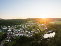 Blick auf den Ort Friedenweiler und den Klostersee (Bildnachweis: � Hochschwarzwald Tourismus GmbH)